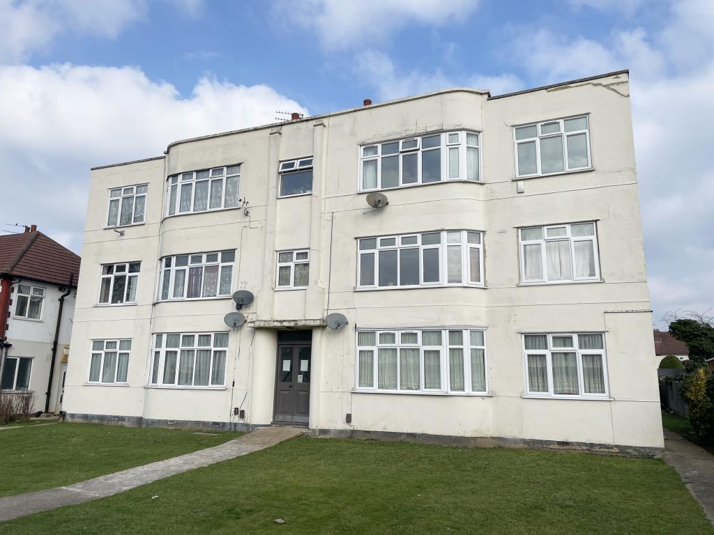 Lot: 138 - SECOND FLOOR FLAT WITH POTENTIAL - Front of Building